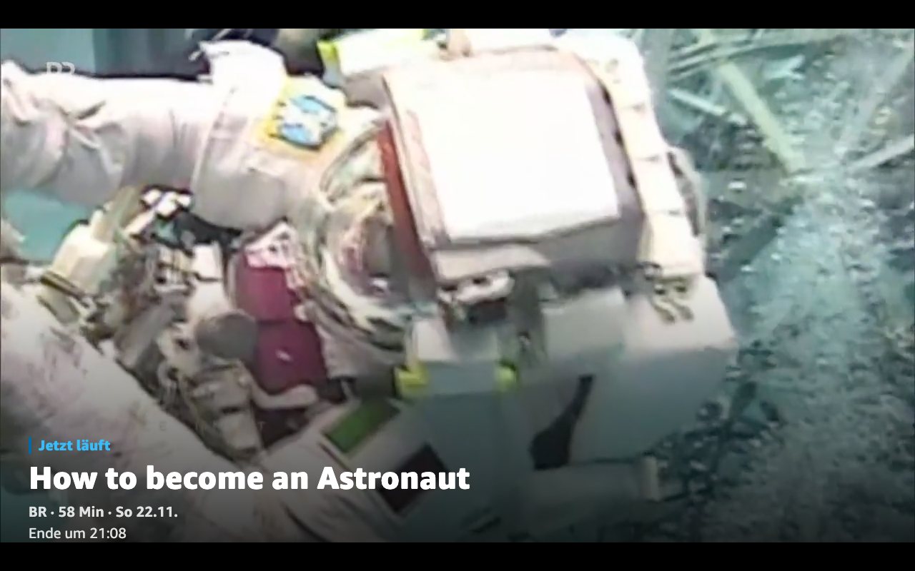 Der Player von Raumzeit auf dem Echo Show: „How to become an Astronaut“ (BR, 58 Minuten) läuft im Vollbild, unten links die Titelkarte mit Sender, Länge und Uhrzeit des Filmendes.